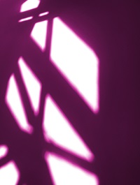 Abbildung einer lilafarbenen Wand mit Lichtspiel