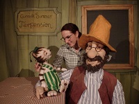 Theater con Cuore: „Wie Findus zu Pettersson kam“ Abbildung zeigt eine Schauspielerin mit Pettersson und Findus als Großfiguren.