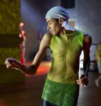 Foto: Dries Segers Tanzender Mann, der ein neongrünes Netz-Hemd trägt