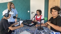 Abbildung von Kindern vor Mikrofonen