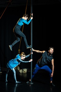 Drei Schauspieler der Produktion "Der Riss" an einem Mast. (Foto: Thomas Mohn)