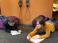 Abbildung von zwei schreibenden Kindern