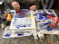 Foto zeigt eine Person, die Drucke anfertigt.