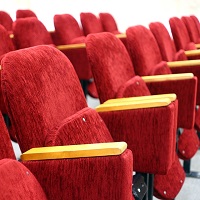 Abbildung von leeren Theatersitzen