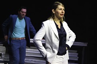 Man sieht Ivana Langmajer und Florian Bender in einer Szene aus dem Stück "Wann, wenn nicht jetzt". (Foto: Annika Bade)