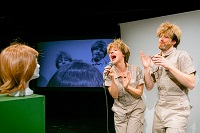 Zwei Schauspieler*innen auf der Bühne.