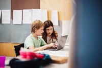 Zwei Personen am Laptop.