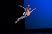 Abbildung eines Balletttänzers während eines Sprungs