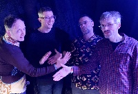 Die vier Mitglieder von Shake-Hands schütteln sich die Hände
