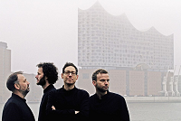 Die vier Musiker des Ensembles Elbtonal Percussion stehen vor der Elbphilharmonie in Hamburg. (Foto: Fritz Meffert)