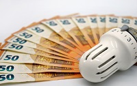 Geldscheine liegen unter einem Heizungsventil. (Foto: pixabay)