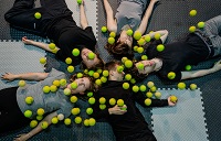 Foto zeigt eine Szene aus dem Theaterstück PAZIFINISTA.