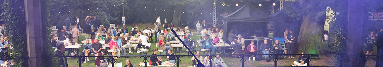 Publikum auf der Wiese im Schlossgarten