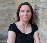 Die Fotografie zeigt die Autorin Katja Angenent.