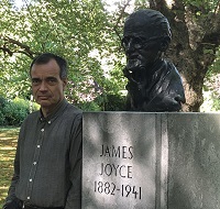 Foto zeigt Ulrich Blumenbach neben einer Statue zu Ehren von James Joyce.