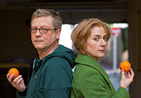 Michael Kolberg und Anna Stern stehen Rücken an Rücken und halten jeweils eine mit Stecknadeln gespickte Orange in der Hand.