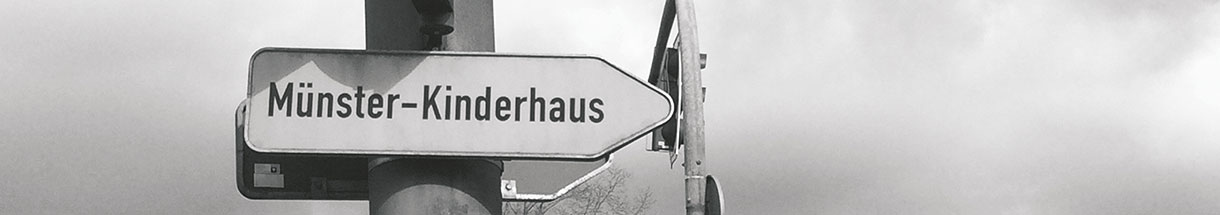 Wegweiser mit Schriftzug 'Kinderhaus'