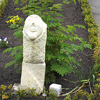 Skulptur: Stein-Figur mit nach oben gewandtem Gesicht