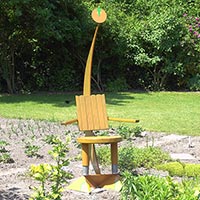 Holzskulptur in Form eines Stuhls