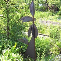 Blumenförmige Metallskulptur mit vielen Flügeln