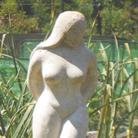 Weiße Frauenskulptur