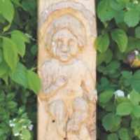 Holzstele mit christlichen Motiven