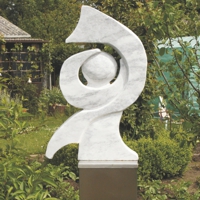 Abstrakt-organische Skulptur aus weißem Marmor