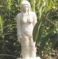 Weibliche Sandsteinfigur mit grob bearbeiteter Oberfläche
