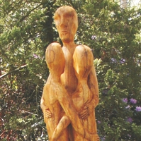 Helle Holzskulptptur einer Frau mit zwei Kindern