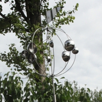 Metallskulptur windspielähnlich