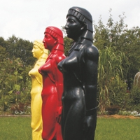Drei gleich klassizistisch anmutende Frauenfiguren in schwarz, rot und gelb