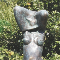 Schwarze weibliche Steinskulptur