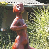 Weibliche Figur rot