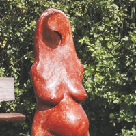 Abstrahierte weibliche Figur rot