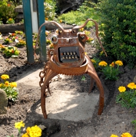 Skulptur aus Metallschrott, die an eine Bulldogge erinnert