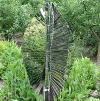 Vogelfederförmiges filigranes Objekt aus glänzenden Edelstahlstreifen