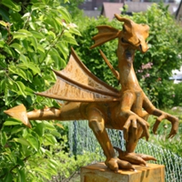 Drachenfigur aus rostigem Stahl