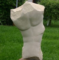 Torso in Rückenansicht aus Sandstein