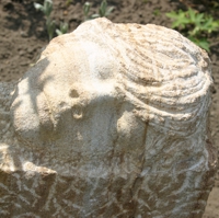 Sandsteinskulptur eines schlafenden Mädchenkopfes