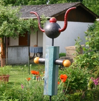 Farbige Stele mit einem Kopfteil, in Geweihanmutung