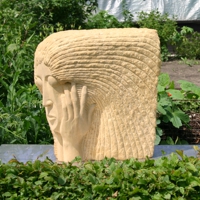 Stilisierter Kopf aus Sandstein
