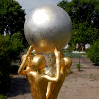 Vergoldete Figuren tragen eine silberne Kugel