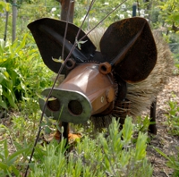 Schweineskulptur aus Metallschrott und Borsten