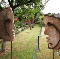 Zwei Gesichter im Profil aus Baumscheiben einander zugewandt