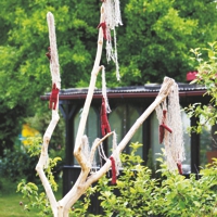 abgestorbener Baum, mit Wollfäden behängt