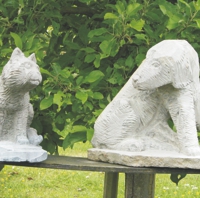 Steinskulptur eines Katers und eines Hundes