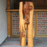 Holzskulptur mit kombinierten Teilen des menschlichen Körpers