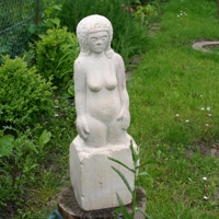 Frauenfigur aus Sandstein
