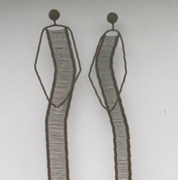 Zwei weibliche Figuren aus Draht gewickelt
