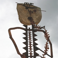 Skulptur aus Baumscheibe und Metallschrott